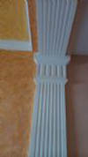 Arco plano con pilastras estriadas.